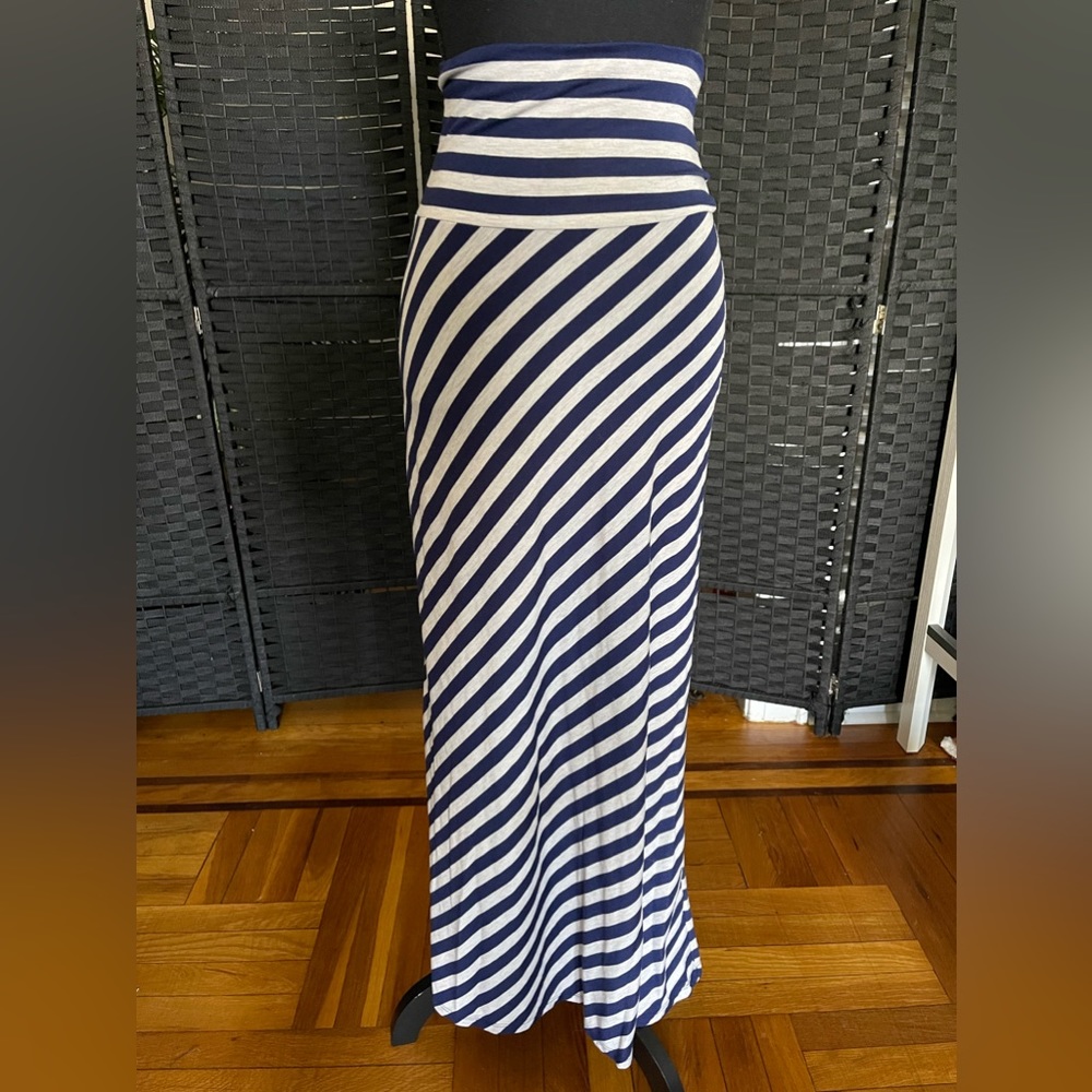 2 for $10 
Gray and navy blue long maxi skirt. Size XS.